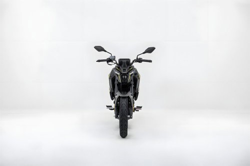 Voge R125S 2026 – Studiofoto Frontansicht frontal mit LED-Scheinwerfer, integrierten Blinkern, Spiegeln und 110/70-R17-Vorderreifen