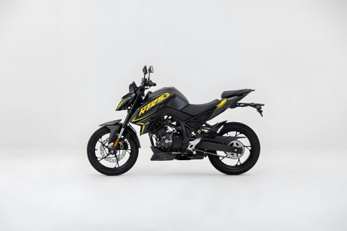 Voge R125S 2026 – Studiofoto linke Seitenansicht in Schwarz mit gelben R125S-Grafiken, Kettenantrieb und 150/60-R17-Hinterreifen sichtbar