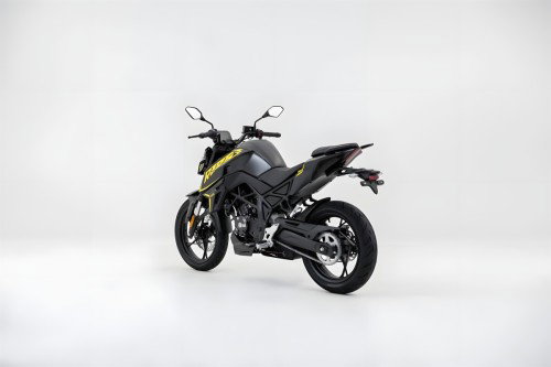 Voge R125S 2026 – Studiofoto Dreiviertelansicht hinten rechts in Schwarz mit gelben Akzenten, Kettenantrieb und LED-Rücklicht