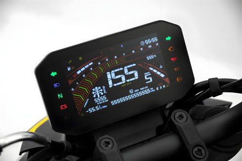 Voge R125S 2026 – Farb-LCD-Display Nahaufnahme mit negativer Darstellung, Drehzahlmesser, Geschwindigkeitsanzeige, Ganganzeige, TCS-Symbol und Bluetooth-Icon