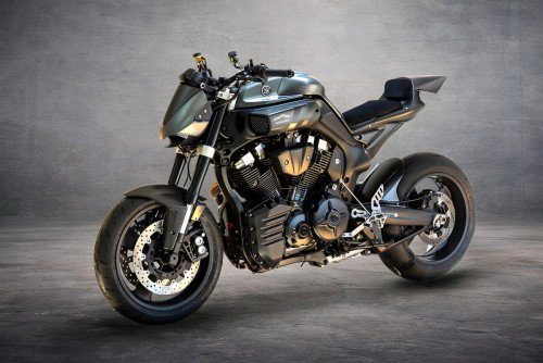 Yamaha MT-01 ORCO – Dreiviertelansicht von vorne links, aggressives Frontcowl mit Intradosso-Lufteinlass, umgekehrte Telegabel, dunkle Atmosphäre