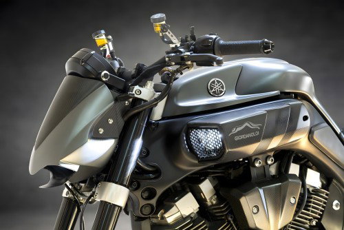 Yamaha MT-01 ORCO – Tankdetail mit Giordano Loi Logo, Yamaha-Emblem, gewölbte Karbonfaser-Tankverkleidung mit Wabenlufteinlass, mattgrau-metallic