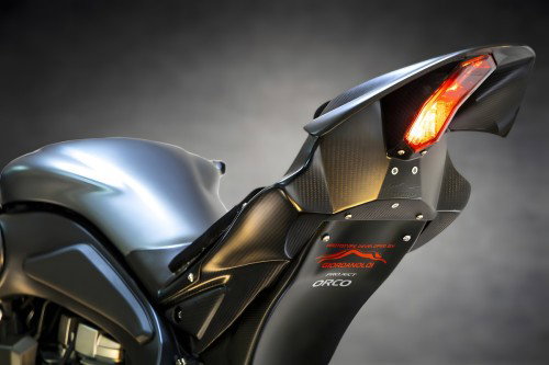 Yamaha MT-01 ORCO – Heckpartie mit Karbonfaser-Heckbürzel, LED-Rücklicht, Nummernschild-Platte mit Project ORCO Schriftzug, Studio-Beleuchtung