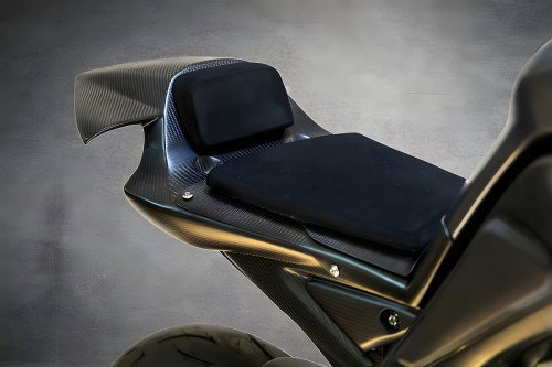 Yamaha MT-01 ORCO – Sitzbank-Detail mit schwarzem Alcantara-Bezug und Karbonfaser-Heckrahmen in seitlicher Draufsicht