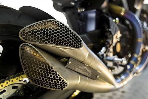 Yamaha MT-01 ORCO – Auspuff-Nahaufnahme mit Titan-Endschalldämpfer und Wabengitter-Hitzeschutz, goldene Kette sichtbar