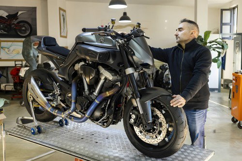 Yamaha MT-01 ORCO – Giordano Loi präsentiert sein Werk in der Werkstatt auf Sardinien, Motorrad auf Montageständer, Werkstatt-Ambiente