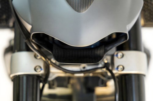 Yamaha MT-01 ORCO – Frontcowl-Detail von vorne, skulpturale Intradosso-Unterseite des Karbonfaser-Cowls mit Gabelkronen und Lenkerarmaturen