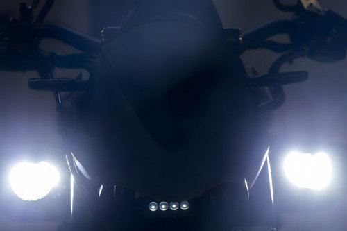 Yamaha MT-01 ORCO – Frontverkleidung-Detail mit Intradosso-Luftführung, Karbonfaser-Oberfläche und Wabenlufteinlass, mattgrau-silberne Lackierung