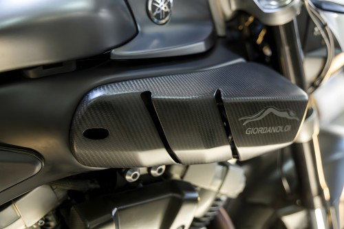 Yamaha MT-01 ORCO – Karbonfaser-Seitenverkleidung Nahaufnahme mit Giordano Loi Logo und Befestigungsriemen, strukturiertes Carbon-Finish