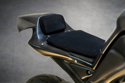 Yamaha MT-01 ORCO – Sitzbank und Heck von der Seite mit schwarzem Alcantara, Karbonfaser-Heckbürzel und sichtbaren Befestigungsschrauben