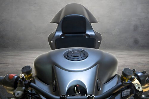 Yamaha MT-01 ORCO – Fahrerperspektive von oben mit Tank, Tankdeckel, mattgrauer Karbonfaser-Verkleidung und Heckbürzel im Hintergrund