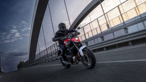 Yamaha MT-07 Y-AMT 2027 – in Redline in Schräglage auf einer Bogenbrücke