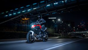 Yamaha MT-07 Y-AMT 2027 – in Redline bei Nacht in der Stadt