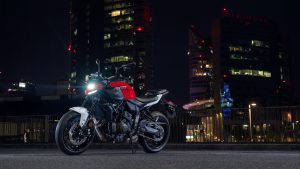 Yamaha MT-07 Y-AMT 2027 – in Redline im Stand vor nächtlicher Skyline