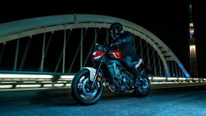 Yamaha MT-09 2027 – in Redline auf einer beleuchteten Brücke bei Nacht