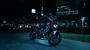 Yamaha MT-09 2027 – in Redline bei Nacht in der Stadt