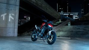 Yamaha MT-09 2027 – in Redline im Stand unter einer Betonbrücke