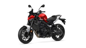 Yamaha MT-09 Y-AMT 2027 – Studioansicht schräg von vorn links in Redline