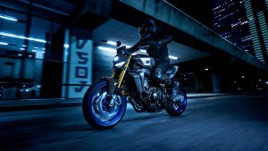 Yamaha MT-09 SP 2027 – in Icon Performance bei Nacht in der Stadt