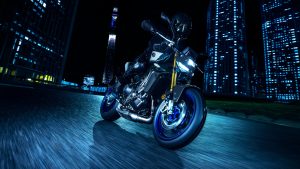 Yamaha MT-09 SP 2027 – in Icon Performance in Schräglage vor nächtlicher Skyline