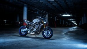 Yamaha MT-09 SP 2027 – in Icon Performance mit blauen Felgen in einer Tiefgarage