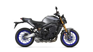 Yamaha MT-09 SP 2027 – Seitenansicht rechts in Icon Performance (Studio)