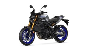 Yamaha MT-09 SP 2027 – Studioansicht schräg von vorn links in Icon Performance