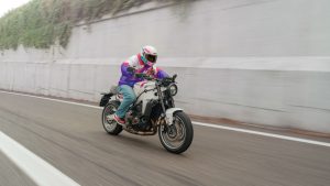 Yamaha XSR900 2027 – Fahraufnahme in Neon White entlang einer Betonmauer