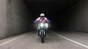 Yamaha XSR900 2027 – Frontansicht in Neon White bei der Ausfahrt aus einem Tunnel mit eingeschaltetem LED-Scheinwerfer