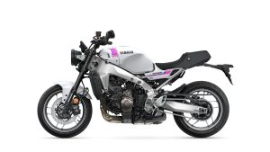 Yamaha XSR900 2027 – Studioaufnahme Seitenansicht links in Neon White mit silbernem Rahmen