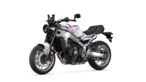 Yamaha XSR900 2027 – Studioaufnahme schräg von vorne links in Neon White
