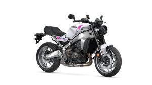 Yamaha XSR900 2027 – Studioaufnahme schräg von vorne rechts in Neon White