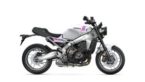 Yamaha XSR900 2027 – Studioaufnahme Seitenansicht rechts in Neon White