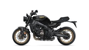 Yamaha XSR900 2027 – Studioaufnahme Seitenansicht links in Midnight Black mit goldenen Felgen
