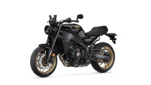Yamaha XSR900 2027 – Studioaufnahme schräg von vorne links in Midnight Black mit goldenen Felgen