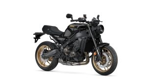 Yamaha XSR900 2027 – Studioaufnahme schräg von vorne rechts in Midnight Black mit goldenen Felgen