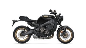 Yamaha XSR900 2027 – Studioaufnahme Seitenansicht rechts in Midnight Black mit goldenen Felgen
