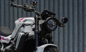 Yamaha XSR900 2027 – Frontpartie in Neon White mit rundem LED-Scheinwerfer und Lenkerendspiegeln im Detail