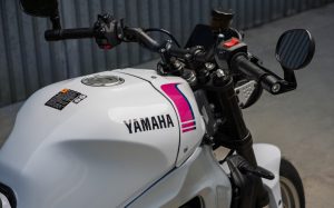 Yamaha XSR900 2027 – Tank in Neon White mit Yamaha-Schriftzug und pinken Streifen