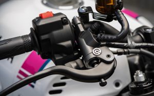 Yamaha XSR900 2027 – rechte Lenkerarmatur mit Bremspumpe vor dem Tank in Neon White