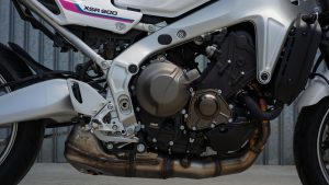 Yamaha XSR900 2027 – CP3-Dreizylindermotor, silberner Aluminiumrahmen und Seitendeckel mit XSR-900-Schriftzug