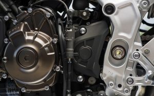Yamaha XSR900 2027 – Motordeckel und silberner Rahmen mit Fußrastenanlage im Detail