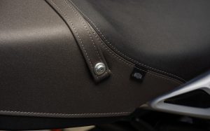 Yamaha XSR900 2027 – Sitzbank mit Ziernähten und XSR-Logo im Detail