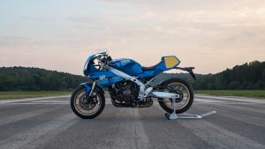 Yamaha XSR900 GP 2027 – Seitenansicht in Legend Blue auf Montageständer auf einer Flugplatz-Piste in der Abenddämmerung