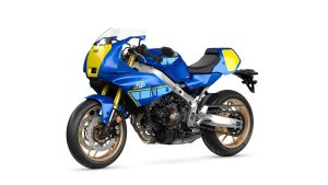 Yamaha XSR900 GP 2027 – Studioaufnahme schräg von vorne links in Legend Blue