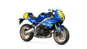 Yamaha XSR900 GP 2027 – Studioaufnahme schräg von vorne rechts in Legend Blue