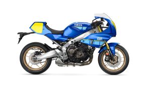 Yamaha XSR900 GP 2027 – Studioaufnahme Seitenansicht rechts in Legend Blue