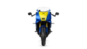Yamaha XSR900 GP 2027 – Studioaufnahme Frontansicht in Legend Blue mit gelber Startnummerntafel