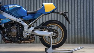 Yamaha XSR900 GP 2027 – Tank und Höcker mit gelber Startnummerntafel in Legend Blue