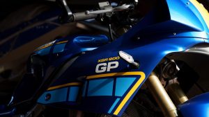 Yamaha XSR900 GP 2027 – Seitenverkleidung in Legend Blue mit XSR-900-GP-Logo, hellblauen Speedblocks und gelben Streifen im Detail